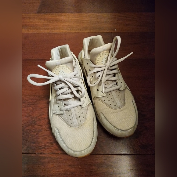 Nike Air Hurache Women' size 7 (feels like 6.5) - Picture 3 of 5